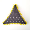 Cojín triángulo estrellas/amarillo