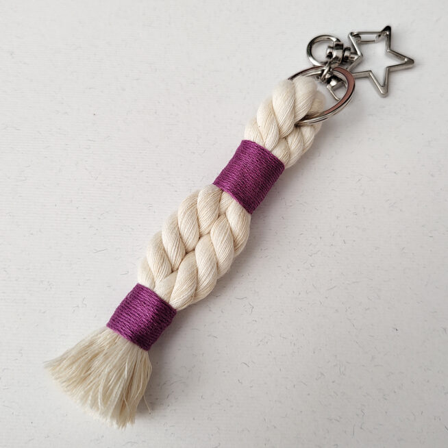 Llavero handmade cuerda morado - Imagen 2