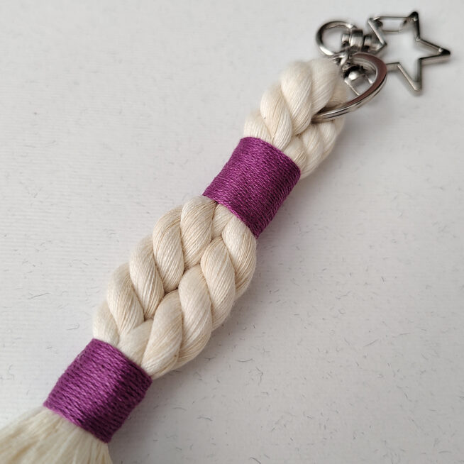 Llavero handmade cuerda morado - Imagen 3