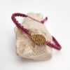 pulsera ameba malva. Hecha a mano con hilo de poliéster encerado y pieza metálica con baño de oro