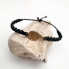 pulsera ameba verde inglés hecha a mano con poliéster encerado y pieza metálica con baño de oro. Ajustable