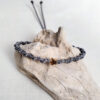 pulsera estrella gris hecha a mano con poliéster encerado. Lleva una pieza central en forma de estrella con baño de oro