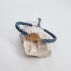 pulsera ameba esmeralda, hecha a mano con poliéster encerado resistente al agua y lleva una pieza con baño de oro. cierre corredero ajustable