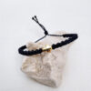 pulsera cruz marino hecha a mano con poliéster encerado y pieza con baño de oro, cierre ajustable mediante nudo corredero