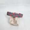 pulsera espiga gris y naranja, hecha a mano con poliéster encerado resistente al agua y cierre ajustable con nudo corredero