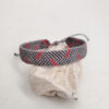 pulsera gris y fucsia hecha a mano con poliéster encerado resistente al agua. cierre corredero ajustable a la muñeca