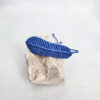 pulsera pluma azul, hecha a mano con poliéster encerado resistente al agua y con cierre ajustable mediante nudo corredero