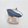 pulsera pluma celeste, hecha a mano con poliéster encerado resistente al agua y cierre ajustable con nudo corredero