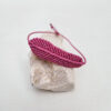 pulsera pluma malva, hecha a mano con poliéster encerado resistente al agua y cierre ajustable con nudo corredero