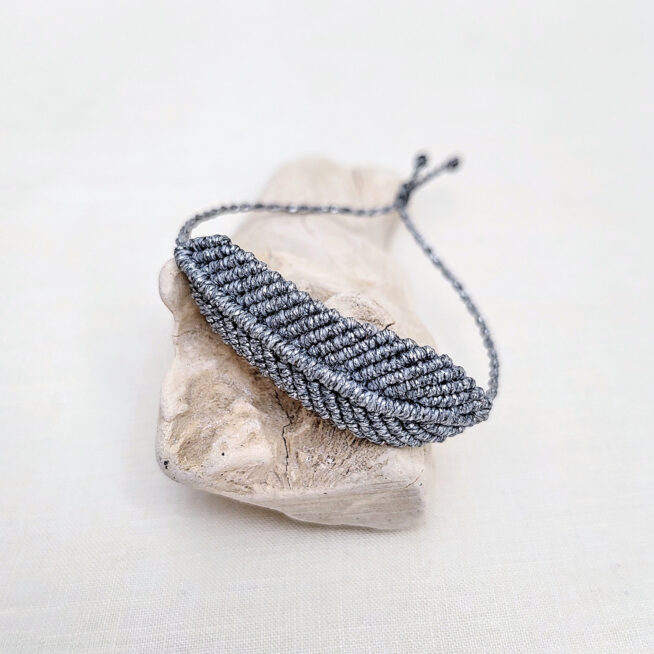 pulsera pluma plateada, hecha a mano con poliéster encerado resistente al agua y cierre ajustable con nudo corredero
