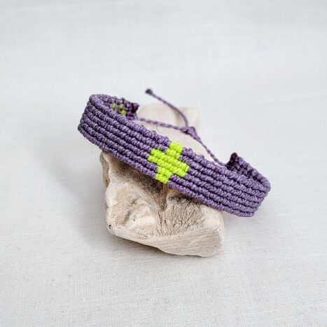 pulsera cruz nudos violeta hecha a mano con poliéster encerado resistente al agua y cierre ajustable