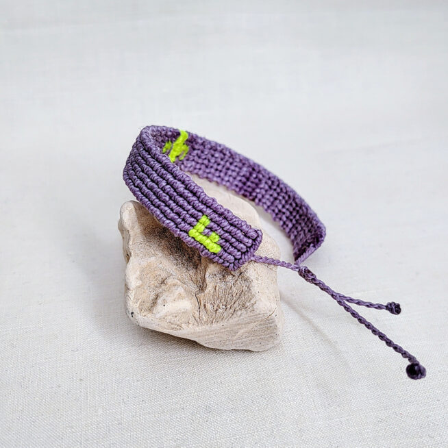 Pulsera cruz nudos violeta - Imagen 3