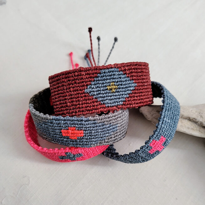 Pulsera ancha cruz rosa flúor - Imagen 5