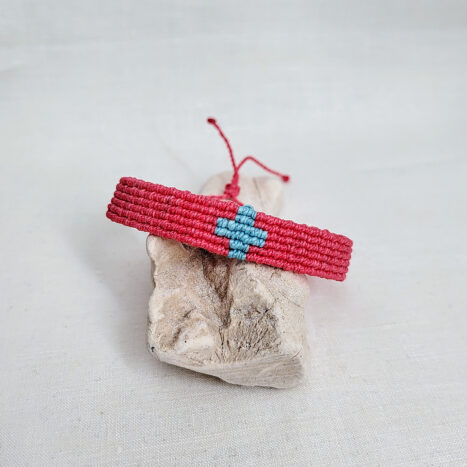 pulsera cruz nudos fucsia y azul, hecha a mano con hilo de poliéster encerado resistente al agua y nudo corredero ajustable
