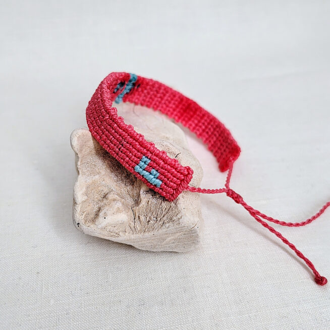 Pulsera cruz nudos fucsia - Imagen 3