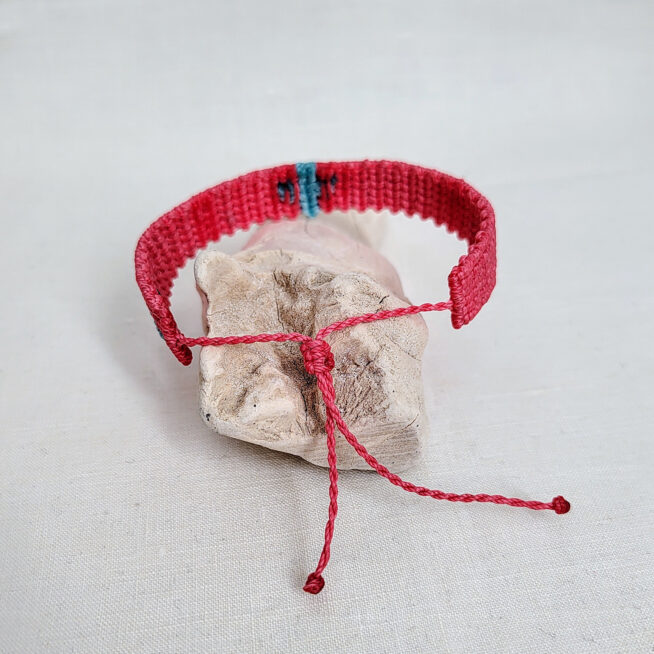 Pulsera cruz nudos fucsia - Imagen 4