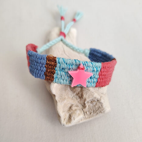pulsera multicolor estrella, hecha a mano en mini telar con diferentes hilos de algodón y cierre corredero ajustable a la muñeca