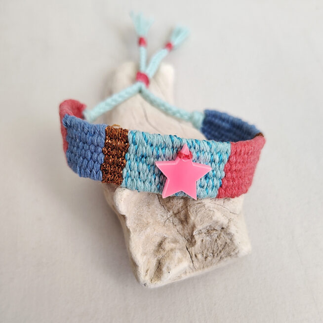 pulsera multicolor estrella, hecha a mano en mini telar con diferentes hilos de algodón y cierre corredero ajustable a la muñeca