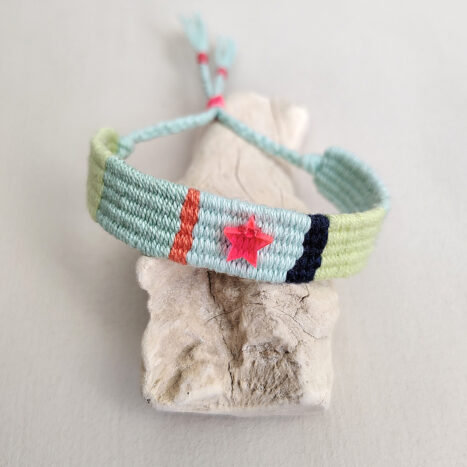 pulsera tonos pastel estrella, hecha a mano en minitelar con diferentes hilo de algodón y cierre ajustable corredero.
