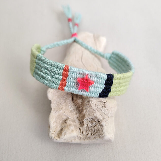 pulsera tonos pastel estrella, hecha a mano en minitelar con diferentes hilo de algodón y cierre ajustable corredero.