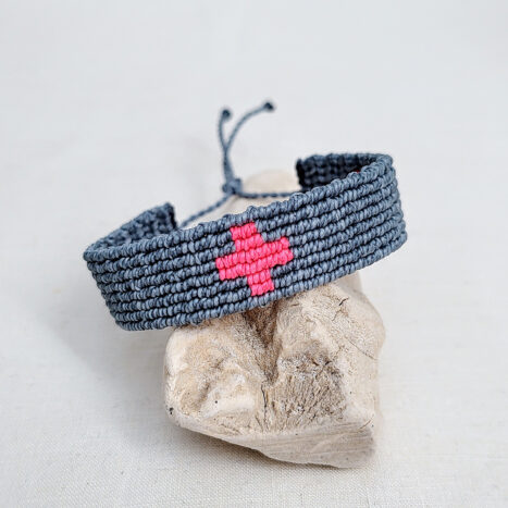 pulsera nudos cruz azul verdoso, hecha a mano con poliéster encerado resistente al agua y cierre corredero ajustable