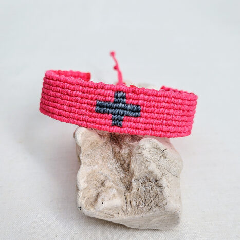 pulsera ancha cruz central rosa flúor. Hecha a mano con poliéster encerado resistente al agua y cierre con nudo corredero