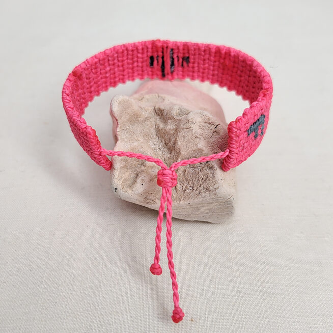 Pulsera ancha cruz rosa flúor - Imagen 4
