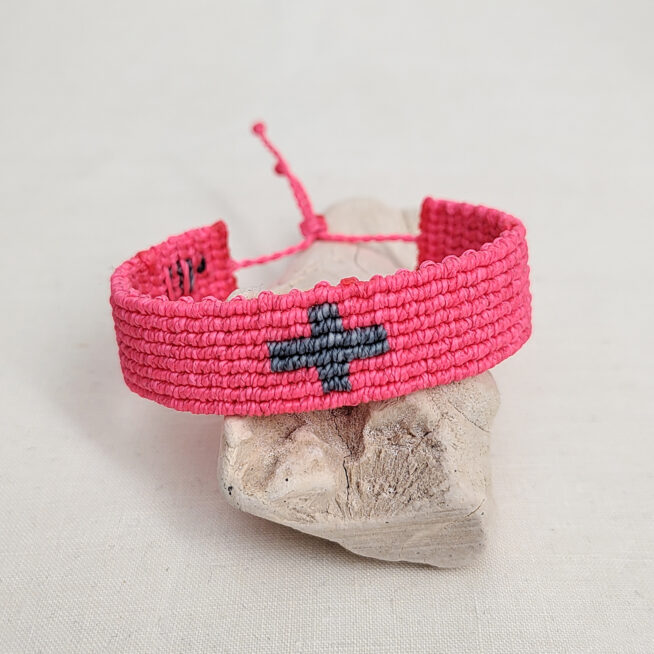 Pulsera ancha cruz rosa flúor - Imagen 3