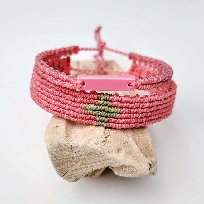 Pulsera cruz nudos rosa - Imagen 5