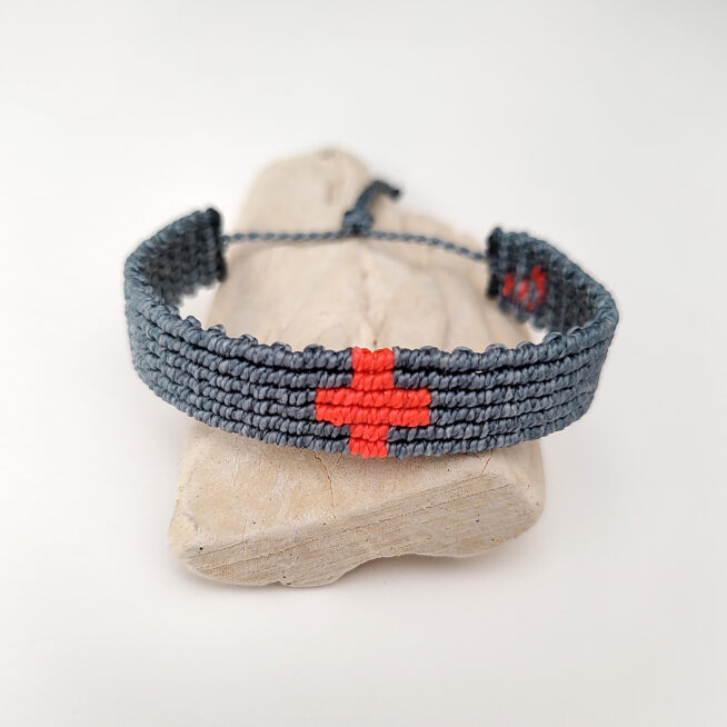 Pulsera cruz nudos esmeralda - Imagen 3
