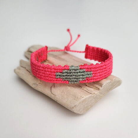pulsera bicolor flúor rosa, hecha a mano con poliéster encerado resistente al agua y con cierre mediante nudo corredero ajustable a la muñeca