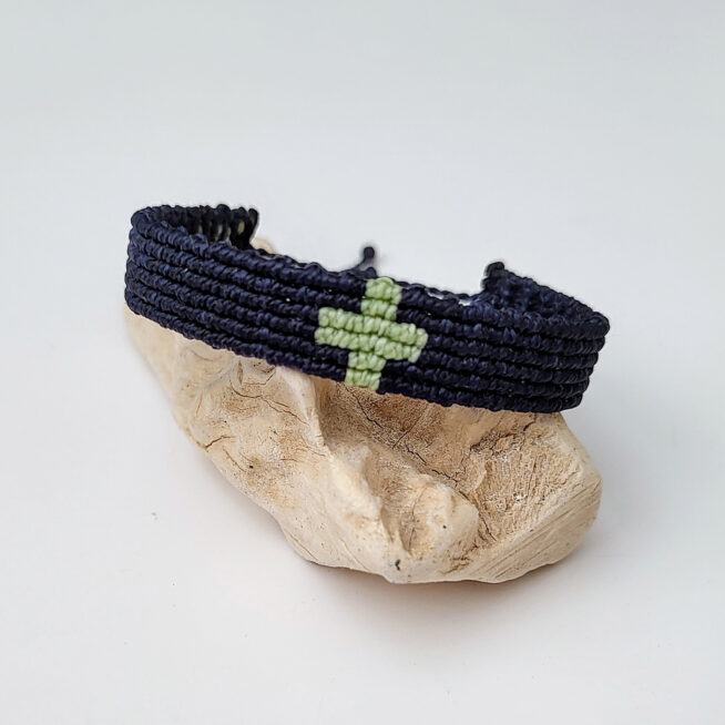 pulsera cruz nudos marino y verde está hecha a mano con hilos de poliéster resistentes al agua y lleva nudo corredero ajustable a la muñeca.