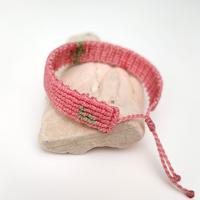 Pulsera cruz nudos rosa - Imagen 4