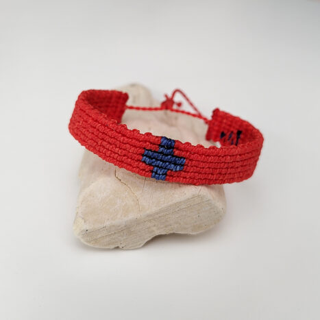 pulsera cruz nudos roja y azul, hecha a mano con poliéster encerado resistente al agua y cierre con nudo corredero ajustable a la muñeca
