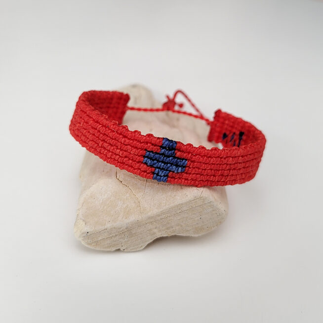 pulsera cruz nudos roja y azul, hecha a mano con poliéster encerado resistente al agua y cierre con nudo corredero ajustable a la muñeca