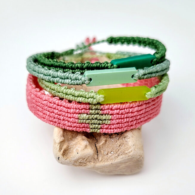 Pulsera cruz nudos rosa - Imagen 2