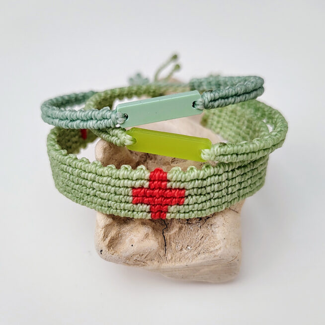 Pulsera cruz nudos verde y roja - Imagen 5