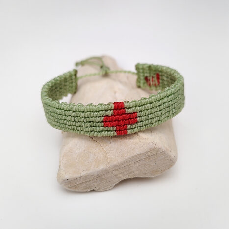pulsera cruz nudos verde y roja está hecha a mano con poliéster encerado resistente al agua y con nudo corredero ajustable a la muñeca