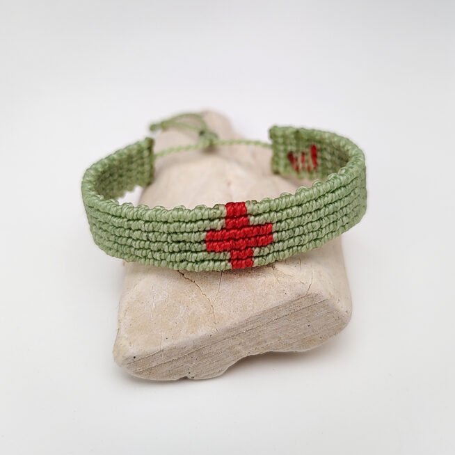 pulsera cruz nudos verde y roja está hecha a mano con poliéster encerado resistente al agua y con nudo corredero ajustable a la muñeca