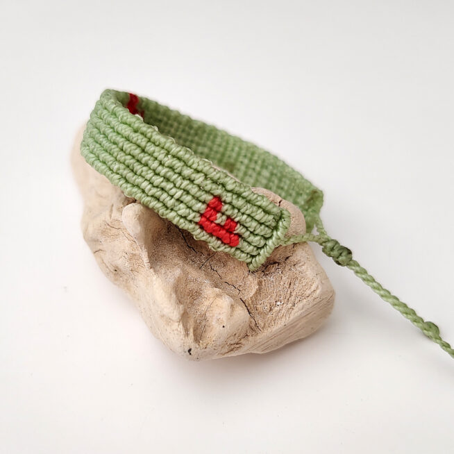 Pulsera cruz nudos verde y roja - Imagen 3