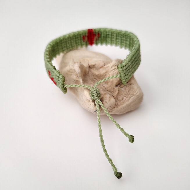 Pulsera cruz nudos verde y roja - Imagen 4