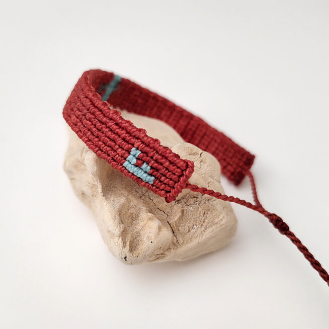 Pulsera cruz nudos vino - Imagen 3