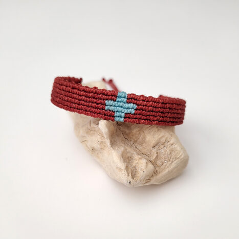 pulsera cruz nudos vino y turquesa, hecha a mano con poliéster encerado resistente al agua y cierre con nudo corredero ajustable a la muñeca
