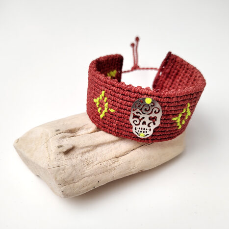 brazalete calavera plata hecho a mano con poliéster encerado y una pieza plateada con forma de calavera. Es ajustable mediante nudo corredero