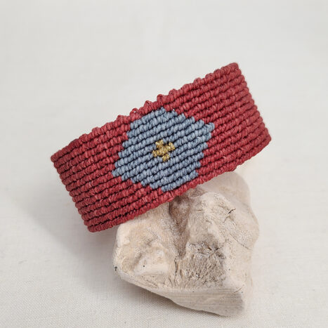 brazalete vino hexágono está hecho a mano en micromacramé, con hilo de poliéster encerado resistente al agua. el cierre es ajustable mediante nudo corredero